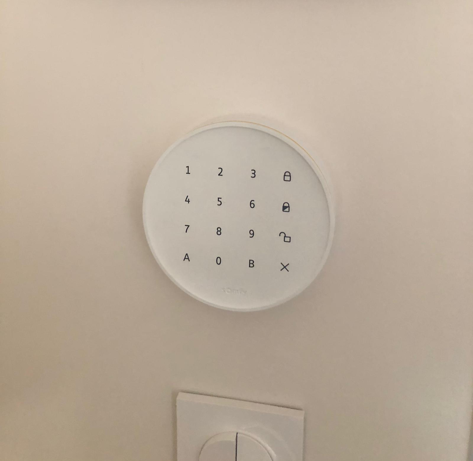 Installation d’un système Somfy Home Alarm Advanced incluant des détecteurs de chocs et de mouvements, pour une sécurité renforcée dans les environs de Clermont-Ferrand. par ELECmt Frédéric Apert Électricité Générale en Auvergne Puy de Dôme - Chatel-Guyon - Riom