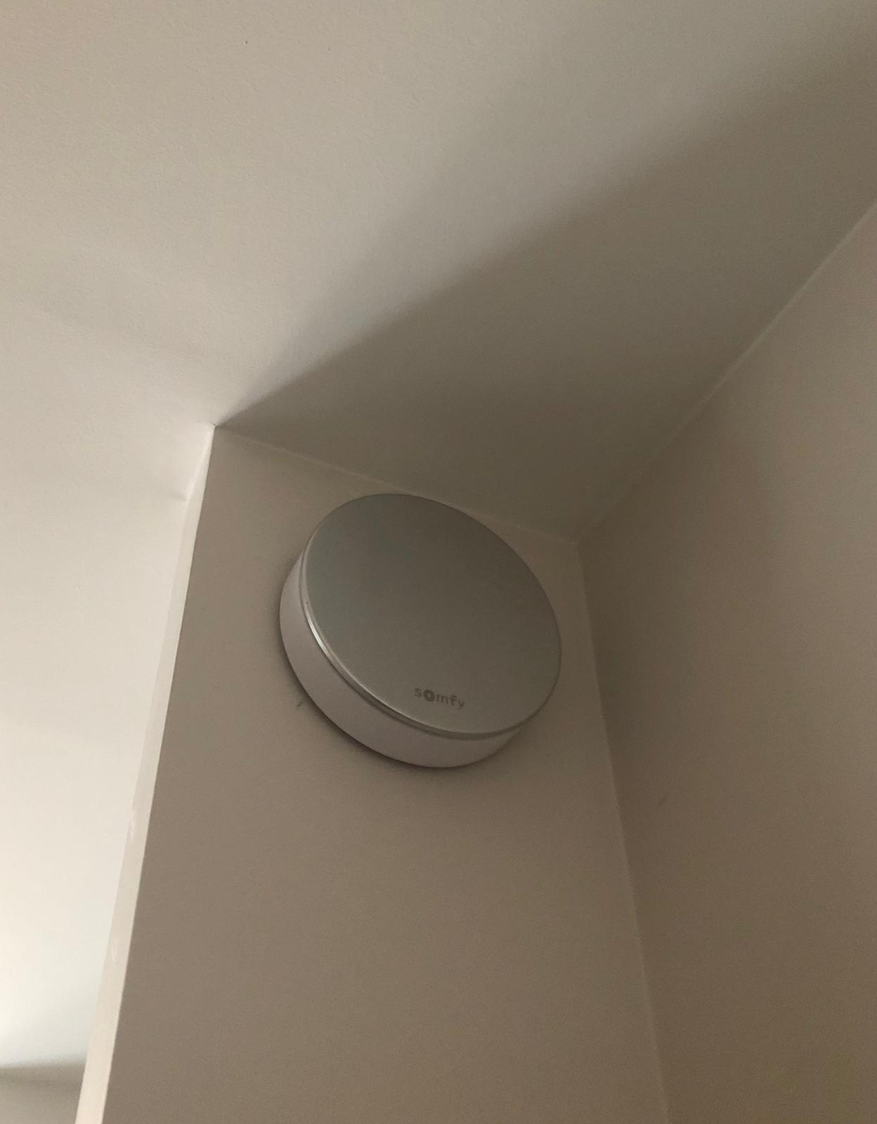 Installation d’un système Somfy Home Alarm Advanced incluant des détecteurs de chocs et de mouvements, pour une sécurité renforcée dans les environs de Clermont-Ferrand. par ELECmt Frédéric Apert Électricité Générale en Auvergne Puy de Dôme - Chatel-Guyon - Riom