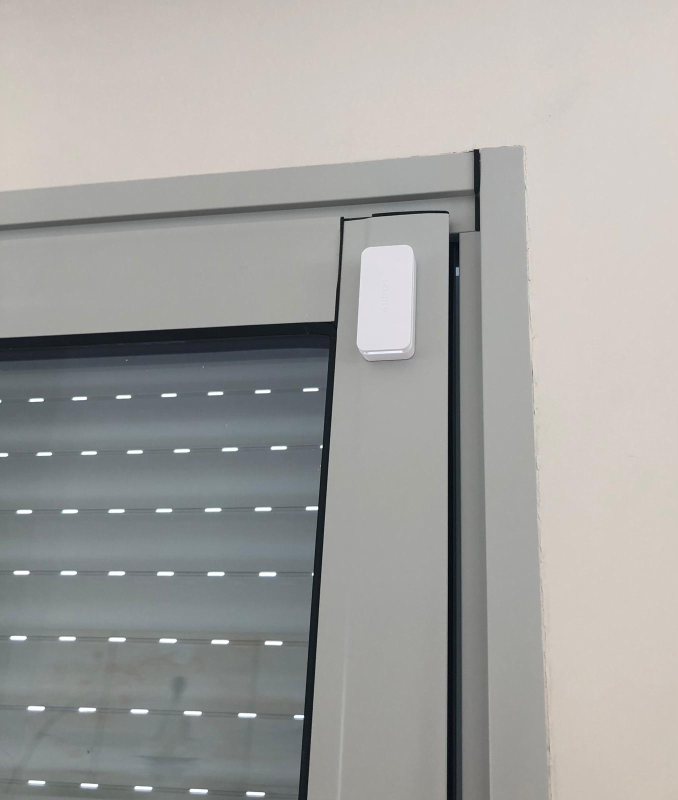 Installation d’un système Somfy Home Alarm Advanced incluant des détecteurs de chocs et de mouvements, pour une sécurité renforcée dans les environs de Clermont-Ferrand. par ELECmt Frédéric Apert Électricité Générale en Auvergne Puy de Dôme - Chatel-Guyon - Riom