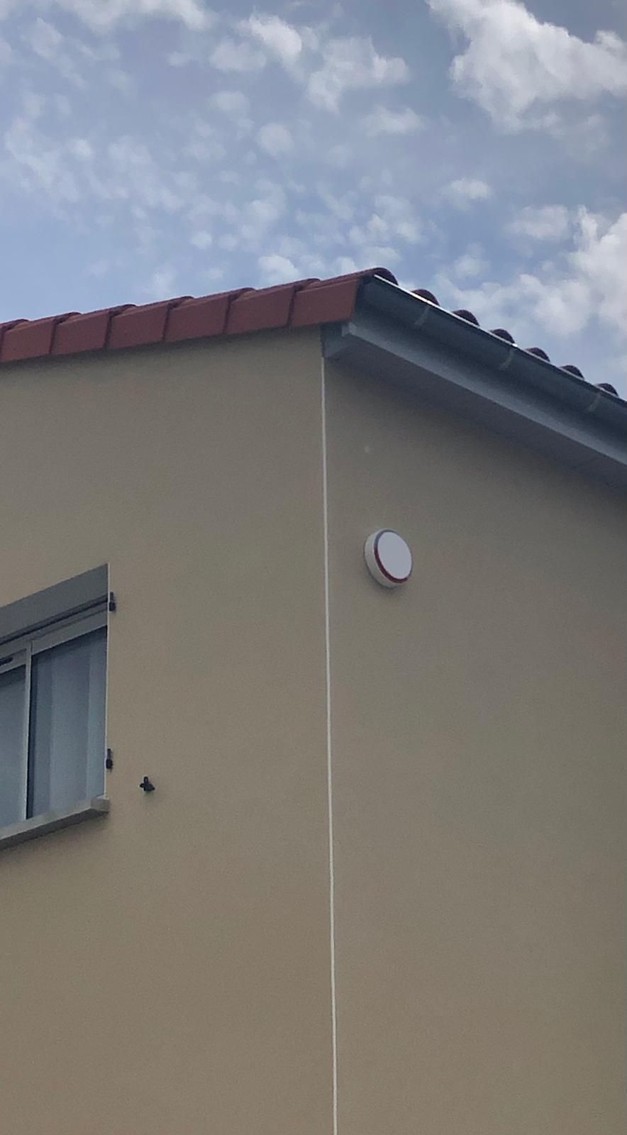 Installation d’un système Somfy Home Alarm Advanced incluant des détecteurs de chocs et de mouvements, pour une sécurité renforcée dans les environs de Clermont-Ferrand. par ELECmt Frédéric Apert Électricité Générale en Auvergne Puy de Dôme - Chatel-Guyon - Riom