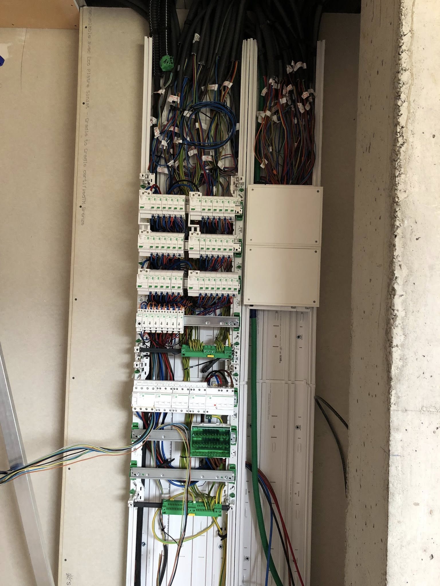Réalisation complète du câblage d’un tableau électrique, incluant l’organisation, le raccordement et la mise en service de l’ensemble des circuits de distribution, dans le respect des normes en vigueur dans une maison en rénovation à proximité de Riom. par ELECmt Frédéric Apert Électricité Générale en Auvergne Puy de Dôme - Chatel-Guyon - Riom