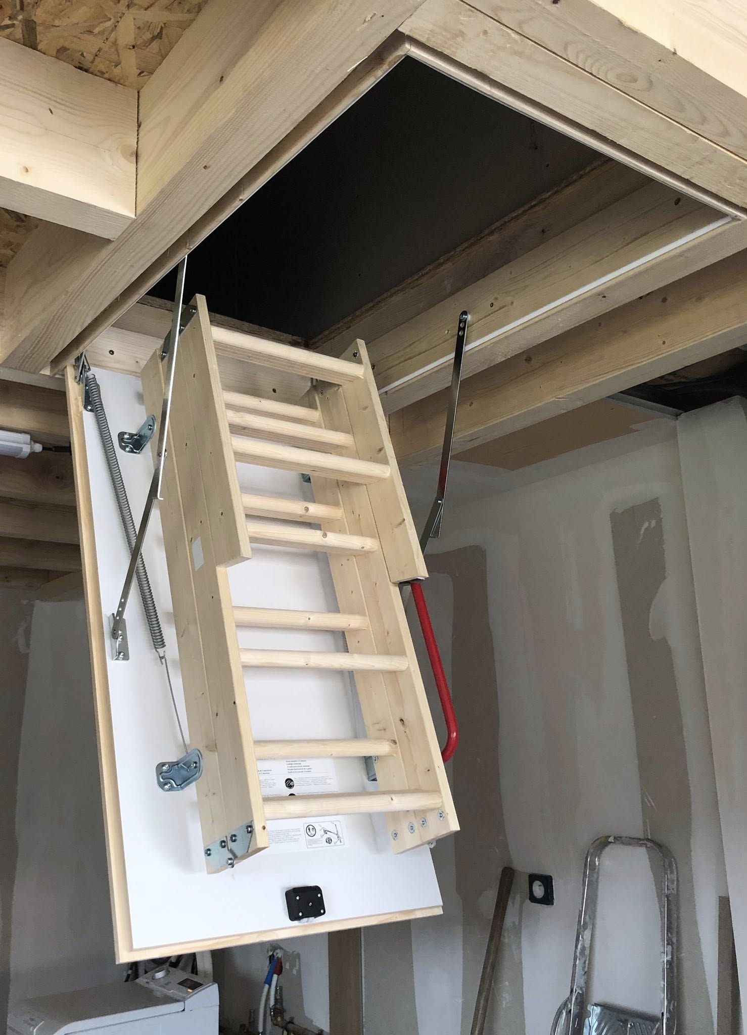 Installation pour un particulier de Châtel-Guyon d'une échelle escamotable. par ELECmt Frédéric Apert Électricité Générale en Auvergne Puy de Dôme - Chatel-Guyon - Riom