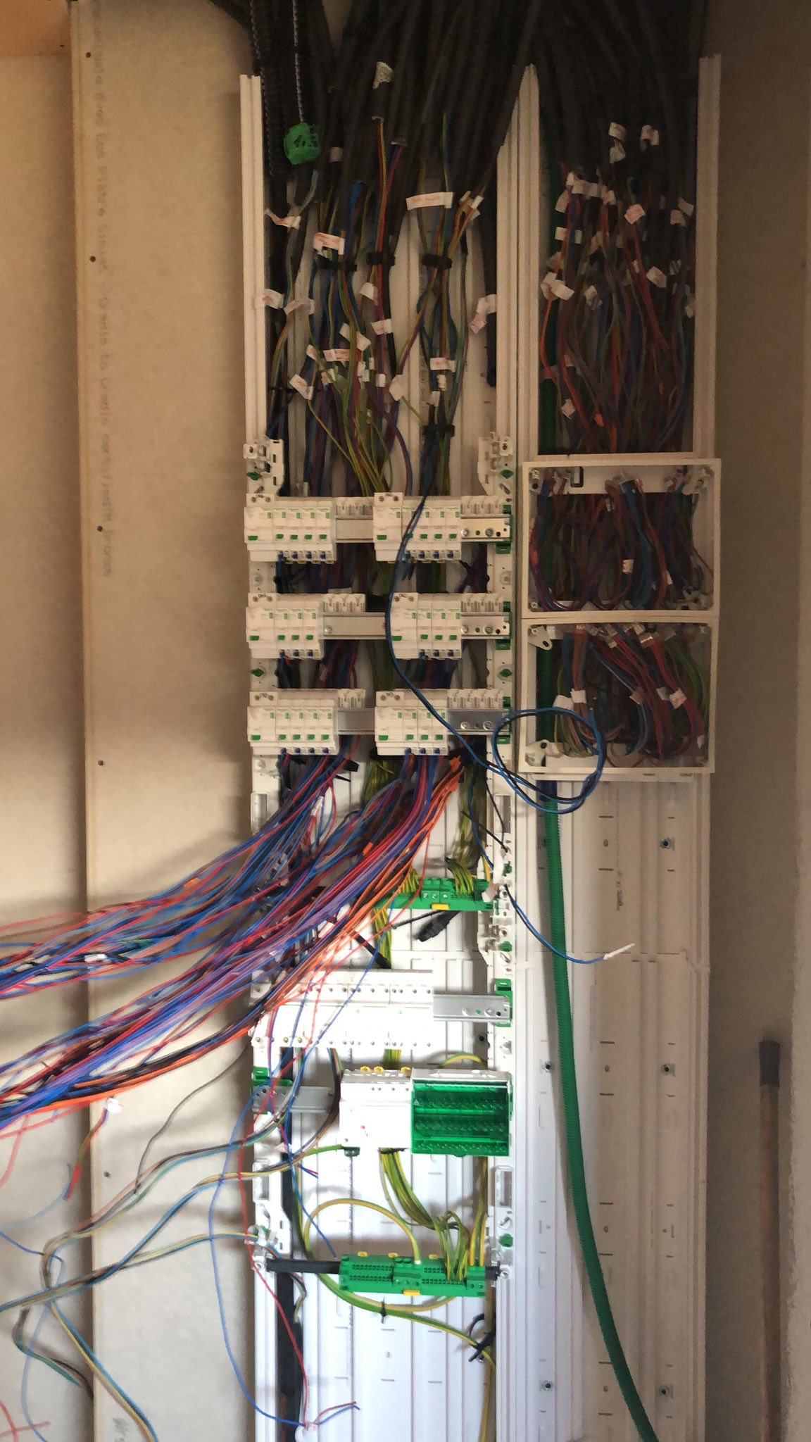 Réalisation complète du câblage d’un tableau électrique, incluant l’organisation, le raccordement et la mise en service de l’ensemble des circuits de distribution, dans le respect des normes en vigueur dans une maison en rénovation à proximité de Riom. par ELECmt Frédéric Apert Électricité Générale en Auvergne Puy de Dôme - Chatel-Guyon - Riom