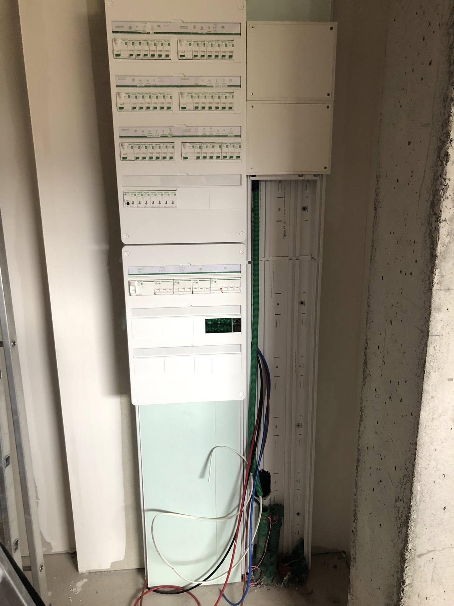 Réalisation complète du câblage d’un tableau électrique, incluant l’organisation, le raccordement et la mise en service de l’ensemble des circuits de distribution, dans le respect des normes en vigueur dans une maison en rénovation à proximité de Riom. par ELECmt Frédéric Apert Électricité Générale en Auvergne Puy de Dôme - Chatel-Guyon - Riom