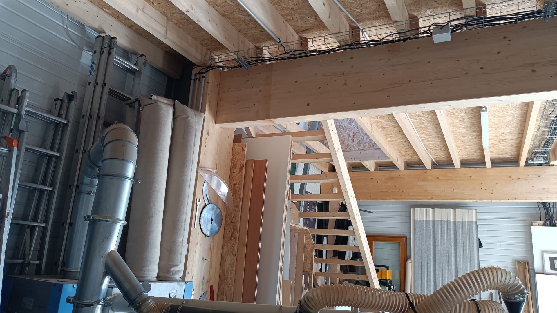 Pour un menuisier de Clermont-Ferrand, réalisation d'une installation électrique en triphasé. par ELECmt Frédéric Apert Électricité Générale en Auvergne Puy de Dôme - Chatel-Guyon - Riom