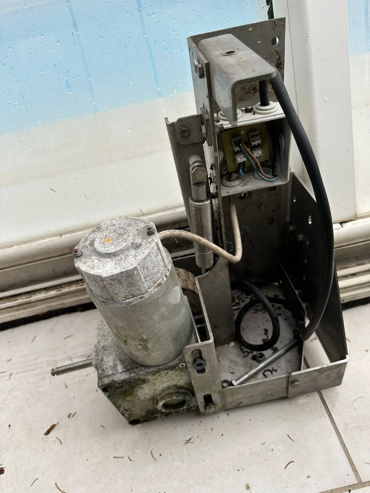 Dépannage sur un moteur de dôme piscine à proximité de Volvic. par ELECmt Frédéric Apert Électricité Générale en Auvergne Puy de Dôme - Chatel-Guyon - Riom