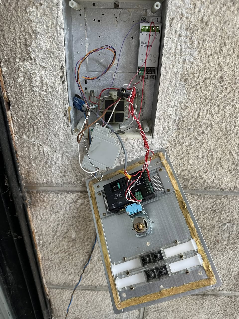 Installation d'un digicode proche de Chatel-Guyon. par ELECmt Frédéric Apert Électricité Générale en Auvergne Puy de Dôme - Chatel-Guyon - Riom