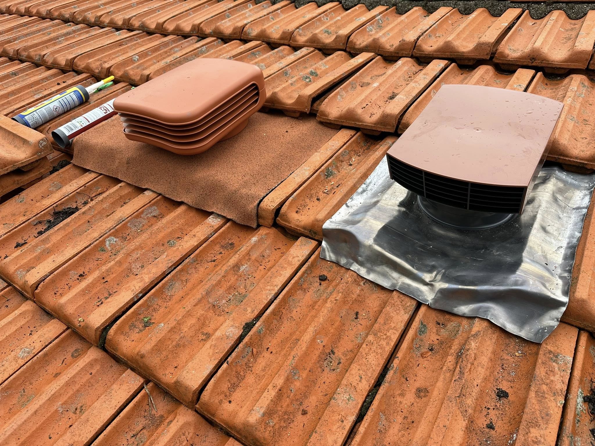 Installation d’une VMC hygroréglable Octeo avec sortie de toit en toiture proche de Riom. par ELECmt Frédéric Apert Électricité Générale en Auvergne Puy de Dôme - Chatel-Guyon - Riom