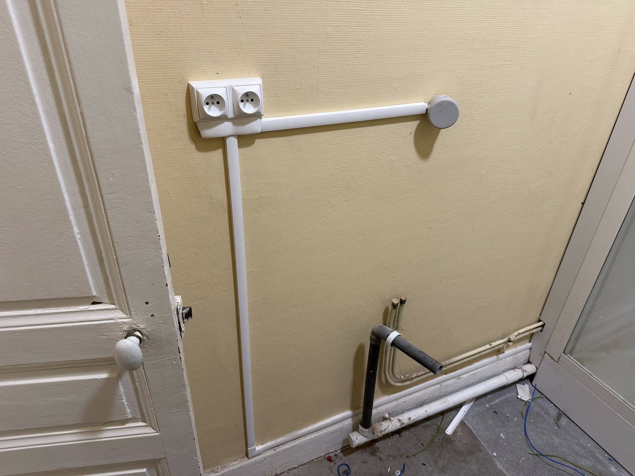 Installation de prises en crédence sur plan de travail cuisine ainsi que de prises en saillie à proximité de Clermont-Ferrand. par ELECmt Frédéric Apert Électricité Générale en Auvergne Puy de Dôme - Chatel-Guyon - Riom