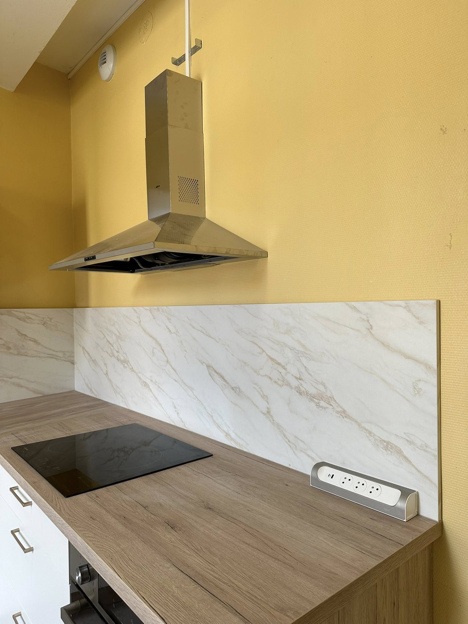 Installation de prises en crédence sur plan de travail cuisine ainsi que de prises en saillie à proximité de Clermont-Ferrand. par ELECmt Frédéric Apert Électricité Générale en Auvergne Puy de Dôme - Chatel-Guyon - Riom
