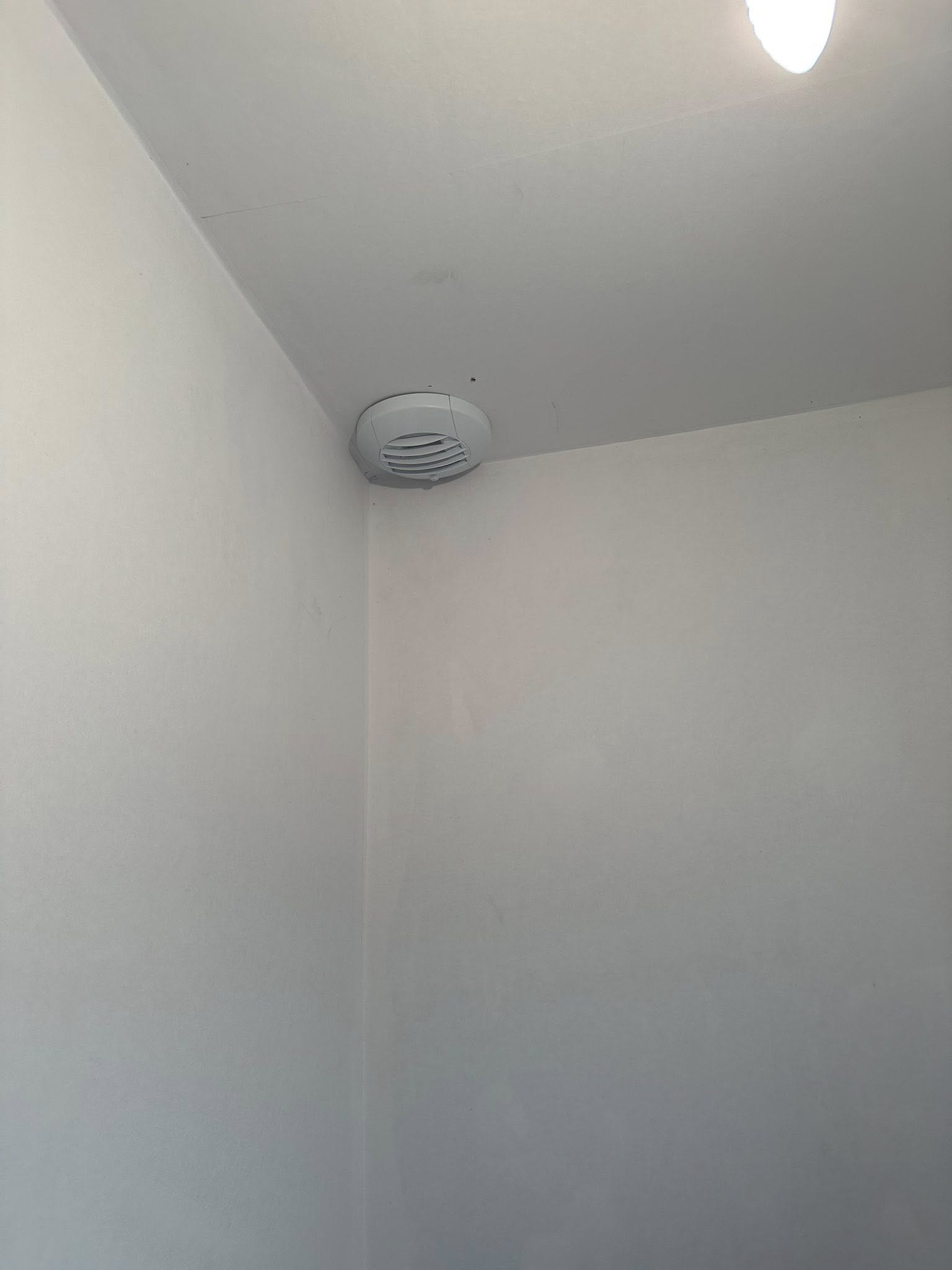 Installation d’une VMC hygroréglable Octeo avec sortie de toit en toiture proche de Riom. par ELECmt Frédéric Apert Électricité Générale en Auvergne Puy de Dôme - Chatel-Guyon - Riom