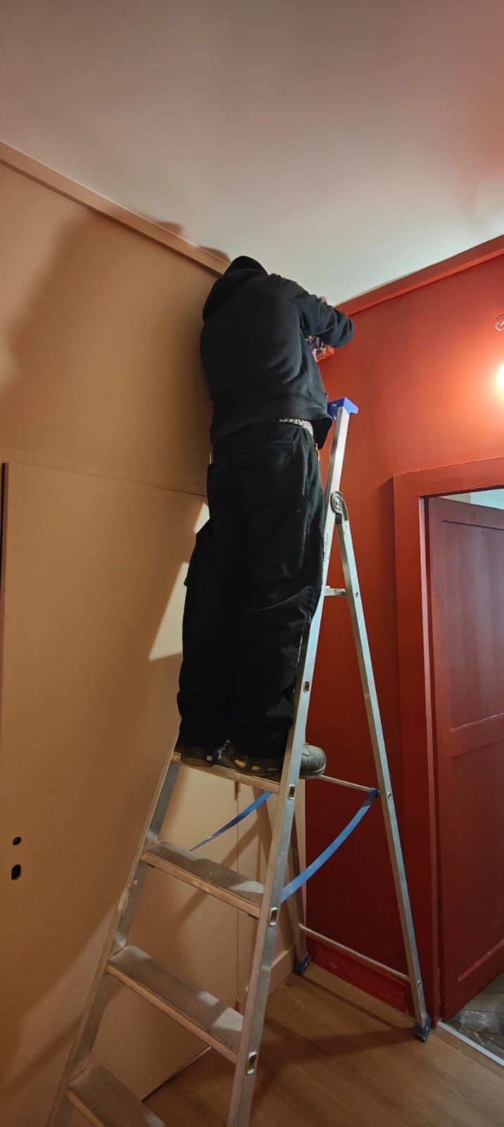 Réalisation d’une rénovation électrique complète d’un appartement à Clermont-Ferrand, dans le cadre d’une remise aux normes et d’une modernisation de l’installation existante.  <br><br>L’intervention a compris la reprise totale du compteur électrique, avec la pose d’un tableau électrique neuf, conforme aux normes en vigueur (NF C 15-100), intégrant les dispositifs de protection nécessaires pour assurer la sécurité des occupants.  <br><br>L’ensemble du câblage électrique a été remplacé : tirage de nouveaux câbles, création et réorganisation des circuits (prises, éclairage, équipements électroménagers), ainsi que l’installation de prises et interrupteurs modernes.  Cette rénovation garantit désormais une installation fiable, sécurisée et conforme, offrant un meilleur confort d’utilisation et une installation prête à évoluer selon les besoins du logement. par ELECmt Frédéric Apert Électricité Générale en Auvergne Puy de Dôme - Chatel-Guyon - Riom