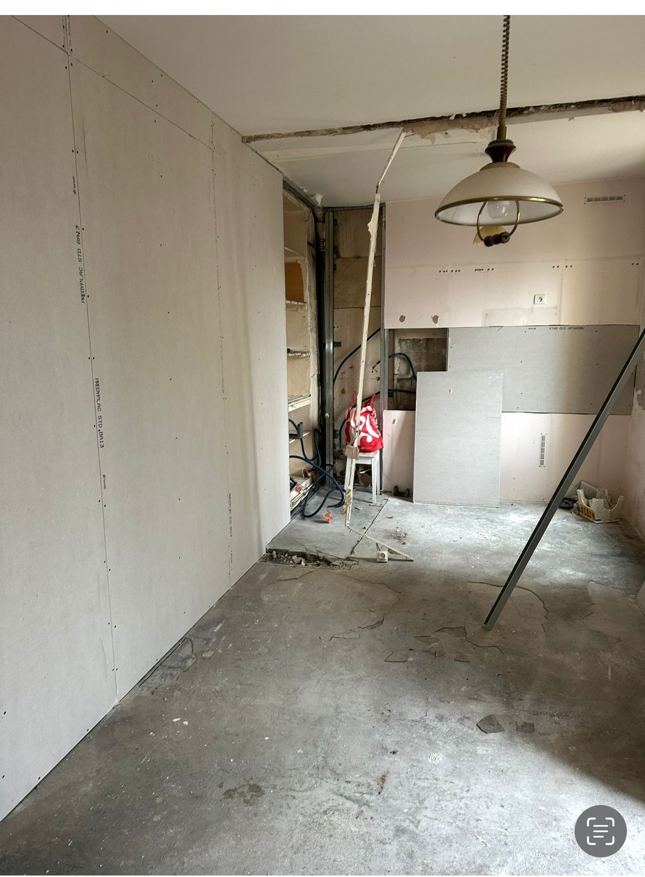 Réalisation d’une rénovation électrique complète d’un appartement à Clermont-Ferrand, dans le cadre d’une remise aux normes et d’une modernisation de l’installation existante.  <br><br>L’intervention a compris la reprise totale du compteur électrique, avec la pose d’un tableau électrique neuf, conforme aux normes en vigueur (NF C 15-100), intégrant les dispositifs de protection nécessaires pour assurer la sécurité des occupants.  <br><br>L’ensemble du câblage électrique a été remplacé : tirage de nouveaux câbles, création et réorganisation des circuits (prises, éclairage, équipements électroménagers), ainsi que l’installation de prises et interrupteurs modernes.  Cette rénovation garantit désormais une installation fiable, sécurisée et conforme, offrant un meilleur confort d’utilisation et une installation prête à évoluer selon les besoins du logement. par ELECmt Frédéric Apert Électricité Générale en Auvergne Puy de Dôme - Chatel-Guyon - Riom