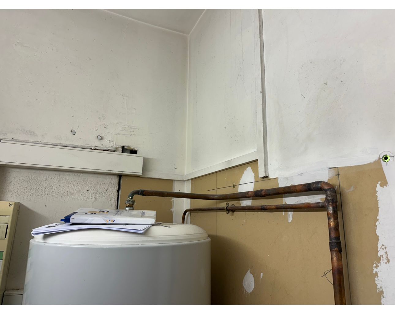 Installation de prises électriques adaptées aux bacs à shampooing dans un salon de coiffure, avec création de circuits sécurisés conformes aux normes en vigueur. <br><br>Une intervention garantissant sécurité, fiabilité et confort d’utilisation pour les professionnels et la clientèle. par ELECmt Frédéric Apert Électricité Générale en Auvergne Puy de Dôme - Chatel-Guyon - Riom