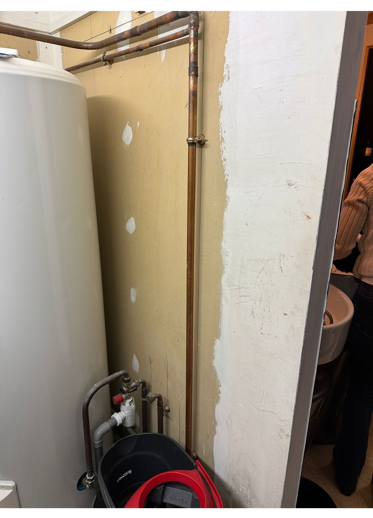 Installation de prises électriques adaptées aux bacs à shampooing dans un salon de coiffure, avec création de circuits sécurisés conformes aux normes en vigueur. <br><br>Une intervention garantissant sécurité, fiabilité et confort d’utilisation pour les professionnels et la clientèle. par ELECmt Frédéric Apert Électricité Générale en Auvergne Puy de Dôme - Chatel-Guyon - Riom