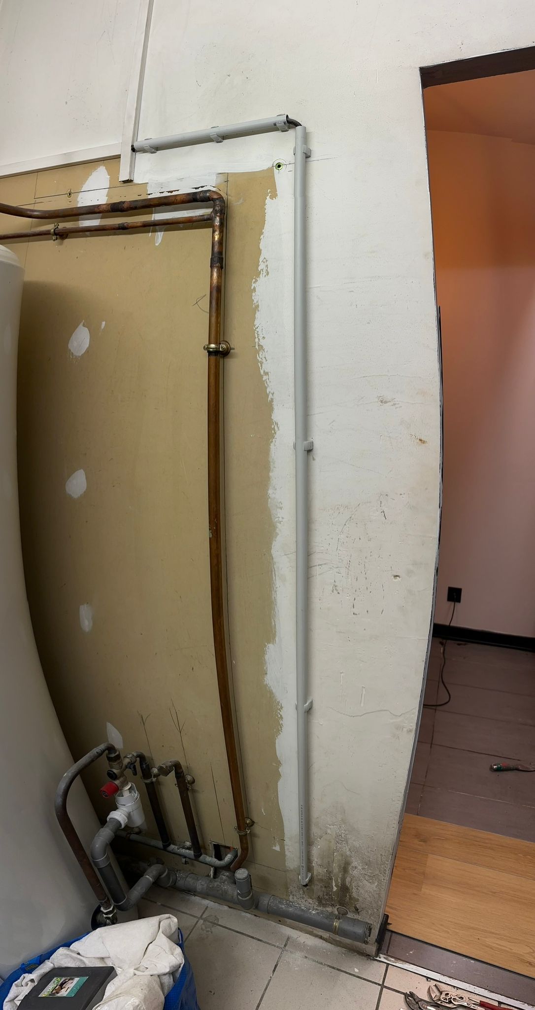 Installation de prises électriques adaptées aux bacs à shampooing dans un salon de coiffure, avec création de circuits sécurisés conformes aux normes en vigueur. <br><br>Une intervention garantissant sécurité, fiabilité et confort d’utilisation pour les professionnels et la clientèle. par ELECmt Frédéric Apert Électricité Générale en Auvergne Puy de Dôme - Chatel-Guyon - Riom