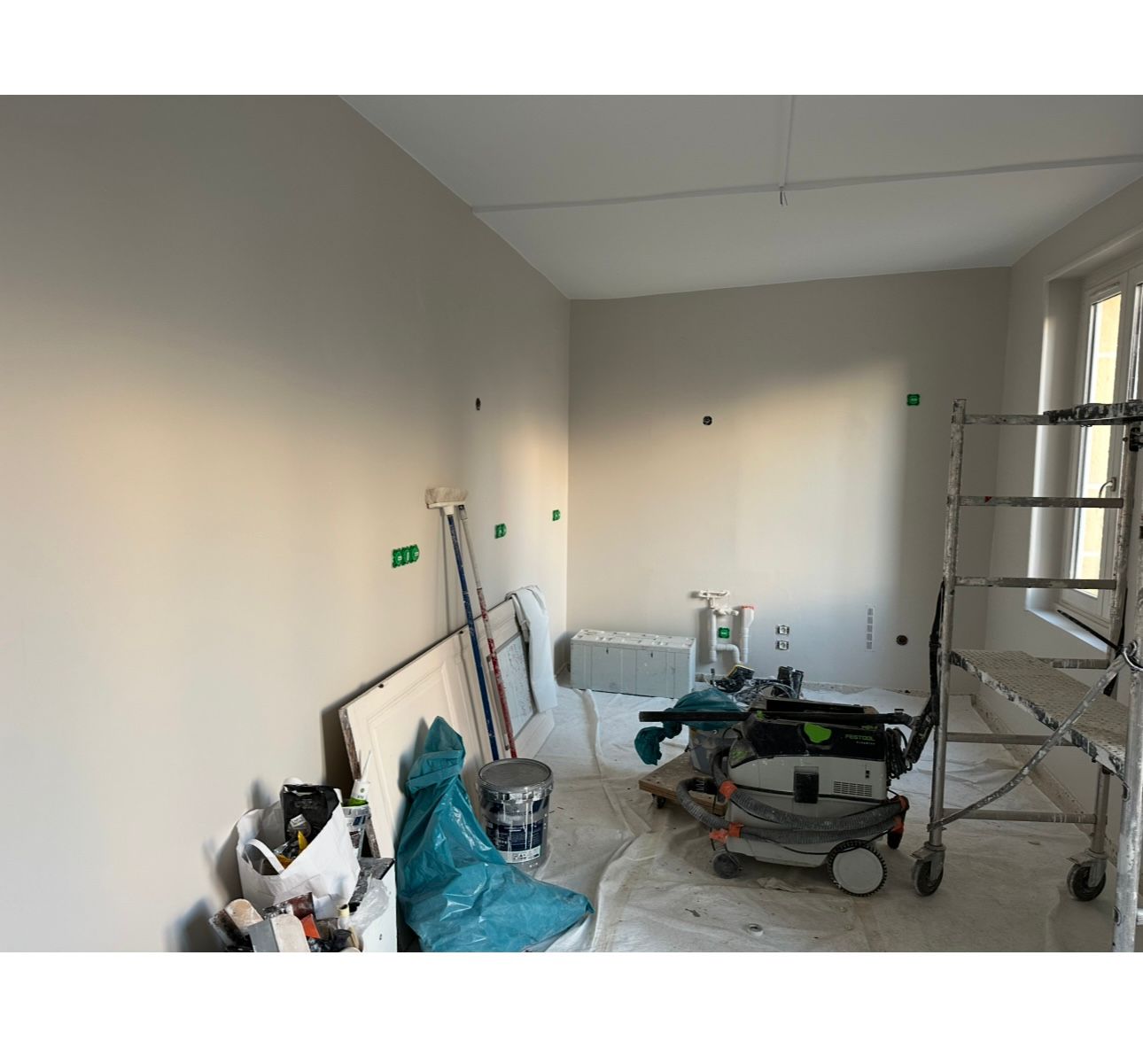 Réalisation d’une rénovation électrique complète d’un appartement à Clermont-Ferrand, dans le cadre d’une remise aux normes et d’une modernisation de l’installation existante.  <br><br>L’intervention a compris la reprise totale du compteur électrique, avec la pose d’un tableau électrique neuf, conforme aux normes en vigueur (NF C 15-100), intégrant les dispositifs de protection nécessaires pour assurer la sécurité des occupants.  <br><br>L’ensemble du câblage électrique a été remplacé : tirage de nouveaux câbles, création et réorganisation des circuits (prises, éclairage, équipements électroménagers), ainsi que l’installation de prises et interrupteurs modernes.  Cette rénovation garantit désormais une installation fiable, sécurisée et conforme, offrant un meilleur confort d’utilisation et une installation prête à évoluer selon les besoins du logement. par ELECmt Frédéric Apert Électricité Générale en Auvergne Puy de Dôme - Chatel-Guyon - Riom