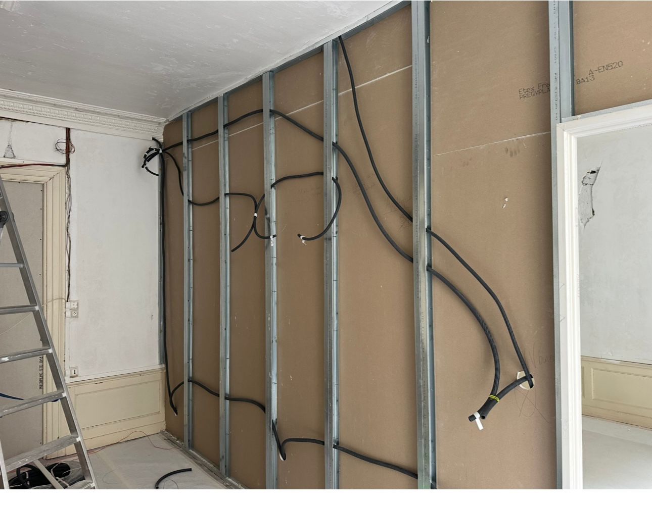 Réalisation d’une rénovation électrique complète d’un appartement à Clermont-Ferrand, dans le cadre d’une remise aux normes et d’une modernisation de l’installation existante.  <br><br>L’intervention a compris la reprise totale du compteur électrique, avec la pose d’un tableau électrique neuf, conforme aux normes en vigueur (NF C 15-100), intégrant les dispositifs de protection nécessaires pour assurer la sécurité des occupants.  <br><br>L’ensemble du câblage électrique a été remplacé : tirage de nouveaux câbles, création et réorganisation des circuits (prises, éclairage, équipements électroménagers), ainsi que l’installation de prises et interrupteurs modernes.  Cette rénovation garantit désormais une installation fiable, sécurisée et conforme, offrant un meilleur confort d’utilisation et une installation prête à évoluer selon les besoins du logement. par ELECmt Frédéric Apert Électricité Générale en Auvergne Puy de Dôme - Chatel-Guyon - Riom