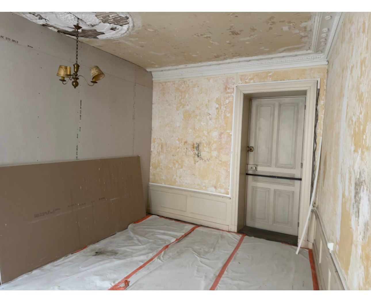 Réalisation d’une rénovation électrique complète d’un appartement à Clermont-Ferrand, dans le cadre d’une remise aux normes et d’une modernisation de l’installation existante.  <br><br>L’intervention a compris la reprise totale du compteur électrique, avec la pose d’un tableau électrique neuf, conforme aux normes en vigueur (NF C 15-100), intégrant les dispositifs de protection nécessaires pour assurer la sécurité des occupants.  <br><br>L’ensemble du câblage électrique a été remplacé : tirage de nouveaux câbles, création et réorganisation des circuits (prises, éclairage, équipements électroménagers), ainsi que l’installation de prises et interrupteurs modernes.  Cette rénovation garantit désormais une installation fiable, sécurisée et conforme, offrant un meilleur confort d’utilisation et une installation prête à évoluer selon les besoins du logement. par ELECmt Frédéric Apert Électricité Générale en Auvergne Puy de Dôme - Chatel-Guyon - Riom