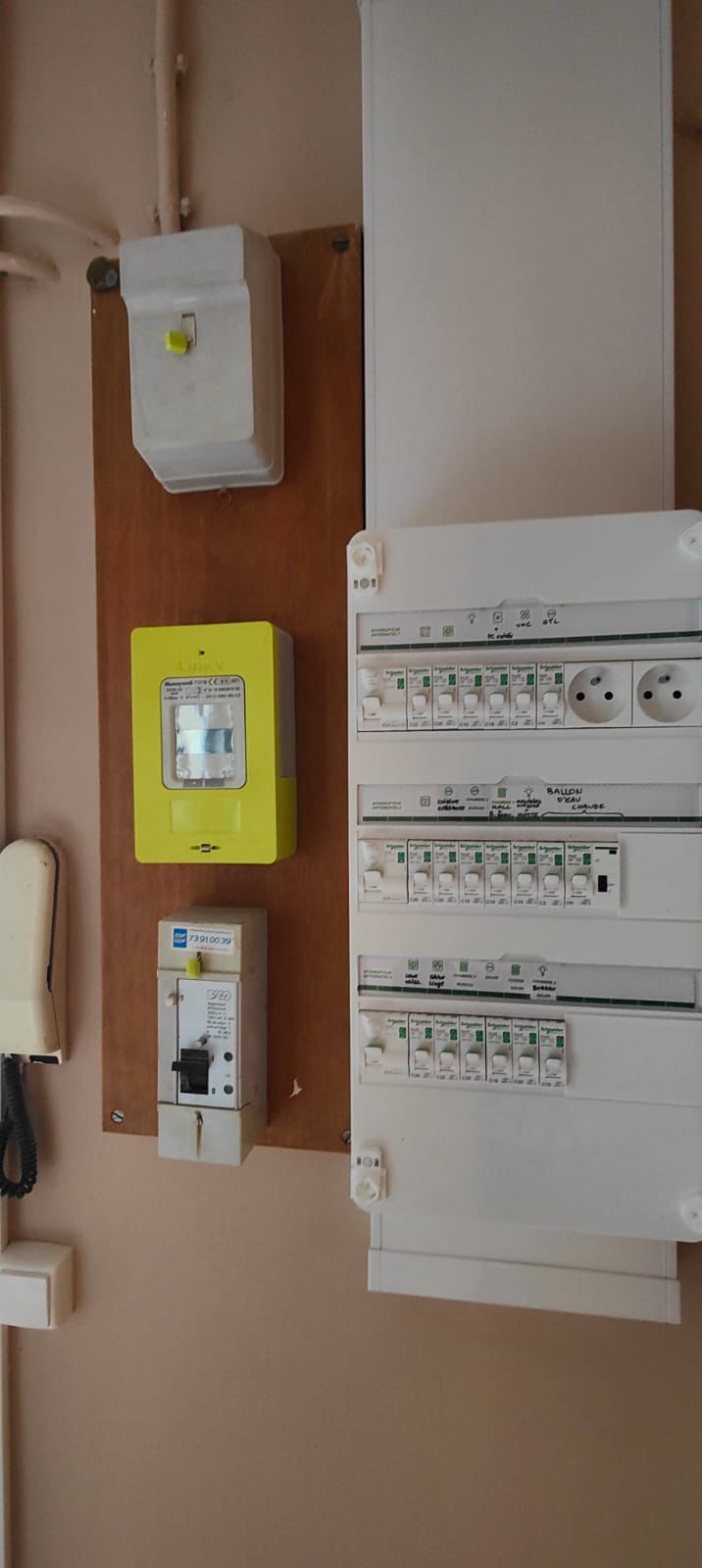 Réalisation d’une rénovation électrique complète d’un appartement à Clermont-Ferrand, dans le cadre d’une remise aux normes et d’une modernisation de l’installation existante.  <br><br>L’intervention a compris la reprise totale du compteur électrique, avec la pose d’un tableau électrique neuf, conforme aux normes en vigueur (NF C 15-100), intégrant les dispositifs de protection nécessaires pour assurer la sécurité des occupants.  <br><br>L’ensemble du câblage électrique a été remplacé : tirage de nouveaux câbles, création et réorganisation des circuits (prises, éclairage, équipements électroménagers), ainsi que l’installation de prises et interrupteurs modernes.  Cette rénovation garantit désormais une installation fiable, sécurisée et conforme, offrant un meilleur confort d’utilisation et une installation prête à évoluer selon les besoins du logement. par ELECmt Frédéric Apert Électricité Générale en Auvergne Puy de Dôme - Chatel-Guyon - Riom